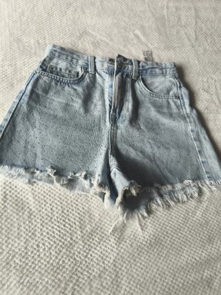 Shorts vaqueros Stradivarius con pedrería