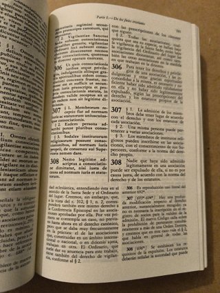 Código de derecho canónico bilingüe comentado