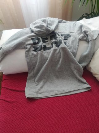 Sudadera gris con capucha