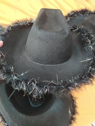Colección 4 sombreros negros con adornos