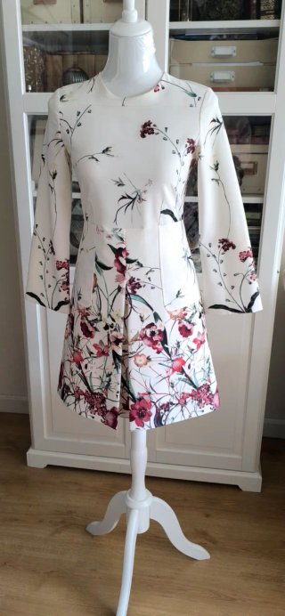 Vestido Zara floral corte precioso