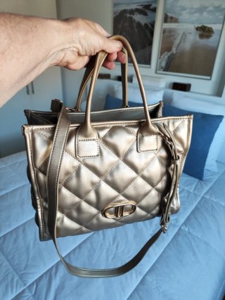 Bolso dorado acolchado