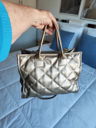 Bolso dorado acolchado