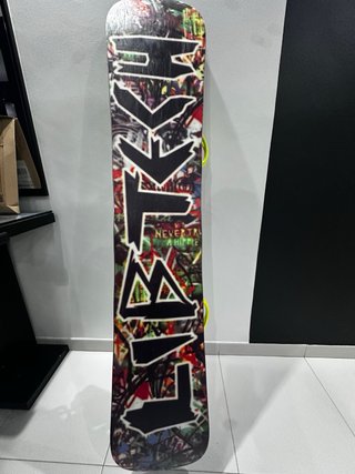 Tavola da snowboard con attacchi