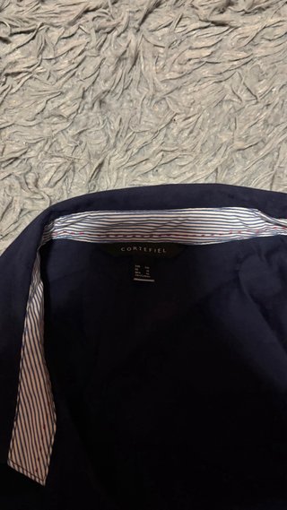 Vestido elegante con cinturón azul marino