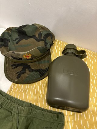 Ropa militar: gorra, braga, cantimplora, ...