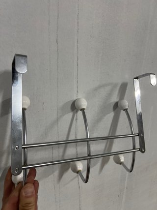 Perchero de metal plateado con bolas blancas