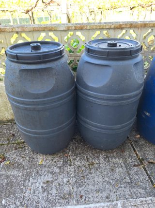 Bidones de plástico (4 unidades)
