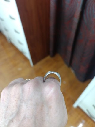 Anillo de plata con diseño labrado