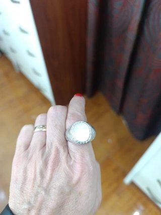 Anillo de plata con diseño labrado