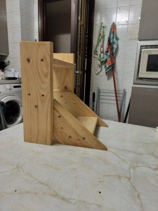 Escalera de madera para plantas