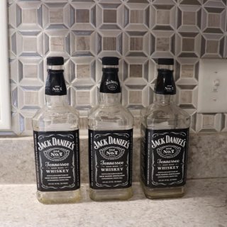 Tre bottiglie vuote Jack Daniel's da 500ml