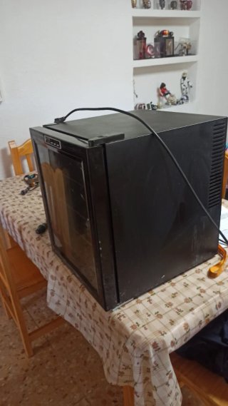 Vinoteca pequeña (Averiada / Para piezas)