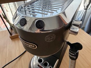 Cafetera DeLonghi Dedica Style NEGRA