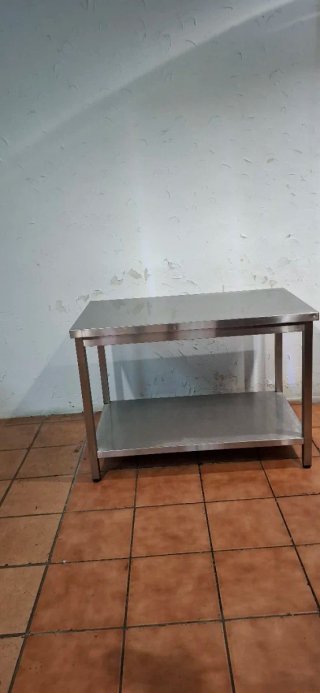 Mesa de acero inoxidable con estante