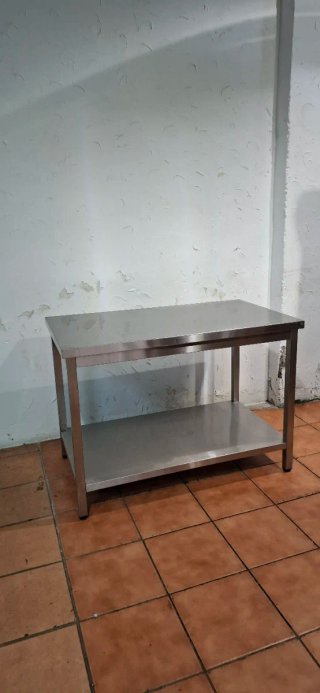 Mesa de acero inoxidable con estante