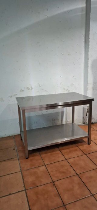 Mesa de acero inoxidable con estante