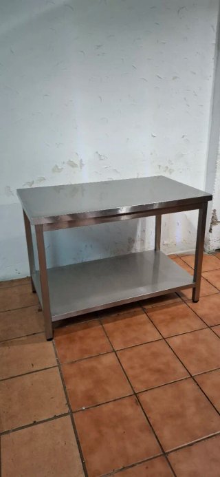 Mesa de acero inoxidable con estante