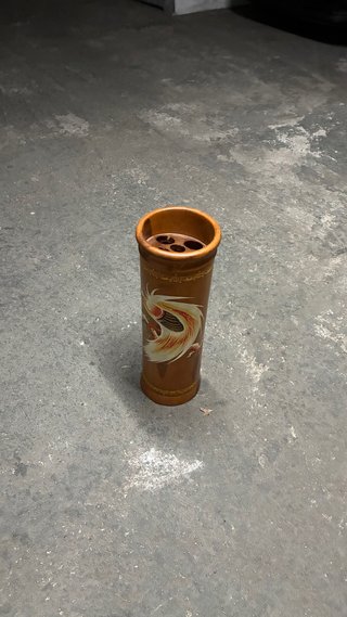 Paragüero de madera con diseño de ave