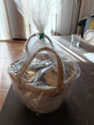 Cesta mimbre con chocolatinas