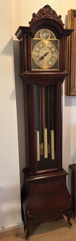 Reloj de pie antiguo de madera