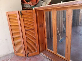 Ventanas de madera con lamas
