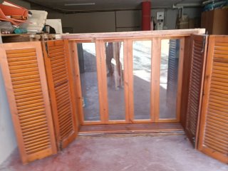 Ventanas de madera con lamas