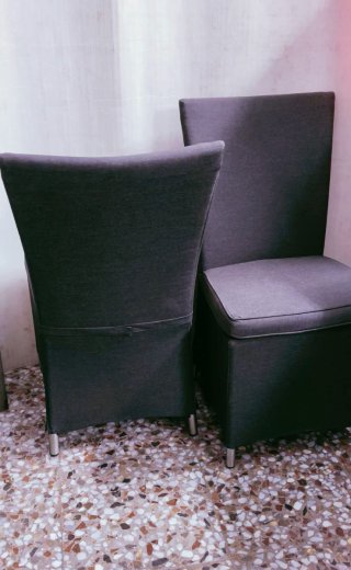 2 Sillas Tapizadas Grises con Fundas