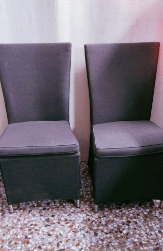 2 Sillas Tapizadas Grises con Fundas