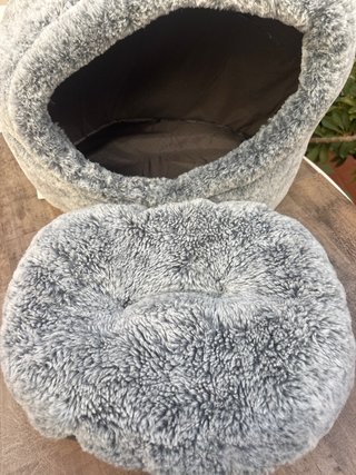Cama para gato suave y acogedora
