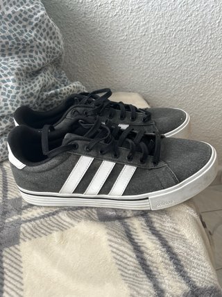 Zapatillas Adidas Negras y Blancas