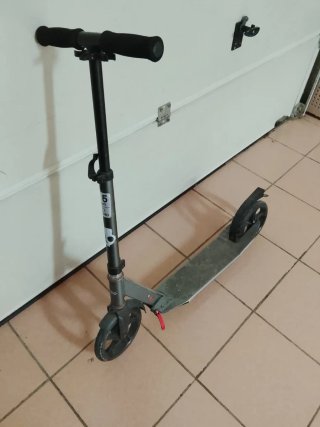 Patinete gris plegable