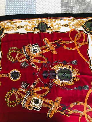 Pañuelo de seda con estampado dorado y rojo