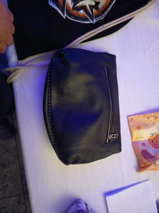 Bolso negro con tachuelas y logo
