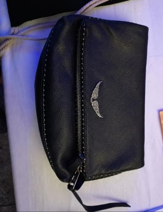Bolso negro con tachuelas y logo