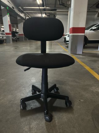 Silla de escritorio negra con ruedas