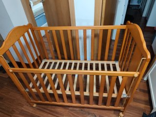 Cuna de madera con ositos