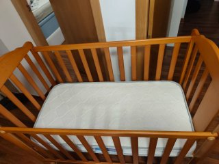 Cuna de madera con ositos