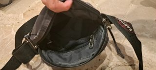 Borsello Eastpak a quadri nero/grigio