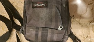 Borsello Eastpak a quadri nero/grigio