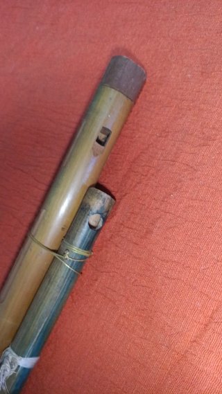 Flauta de bambú artesanal tallada