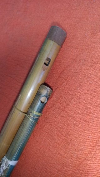 Flauta de bambú artesanal tallada