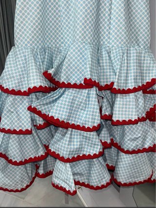 Traje de flamenca azul con volantes