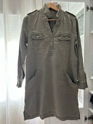 Vestido verde militar tipo camisero