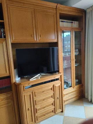 Mueble de salón de madera y cristal