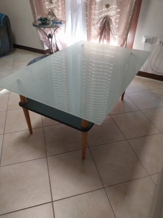 Tavolino da salotto in vetro e legno