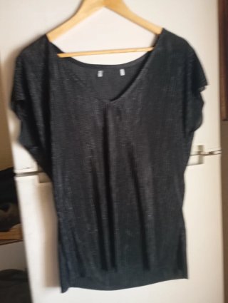Blusa negra brillante