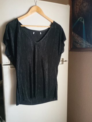 Blusa negra brillante