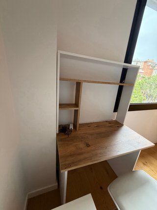 Escritorio con estantería madera y blanco