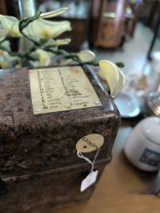 Caja de teléfono alemana antigua